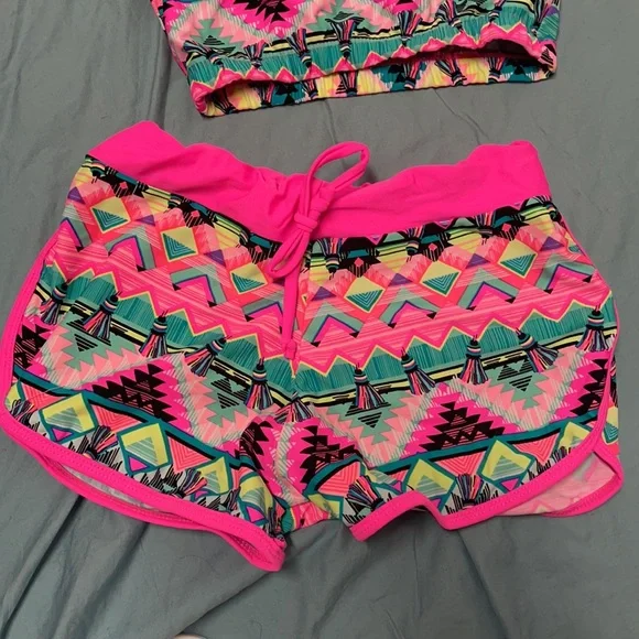 2 piece. Cropped rash guard and matching shorts - Picture 3 of 4